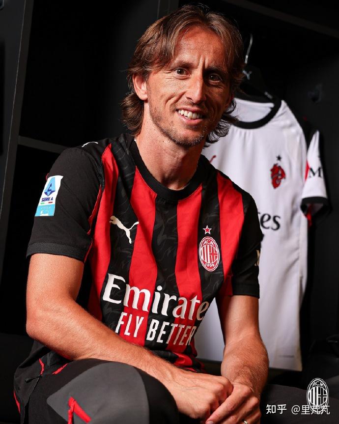 怀特30分钟内砍30+7+9+5三分，绿军队史首人