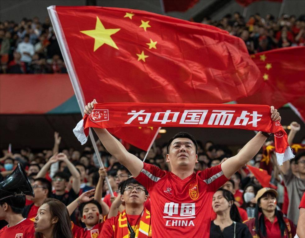 太阳报：德米凯利斯带孩子游泳时遇到洋流，在路人帮助下获救