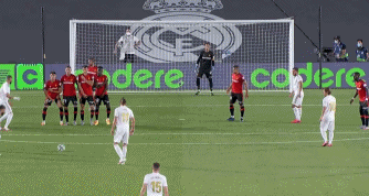 记者：米兰将与莱万经纪人会面讨论转会，伊布支持这一交易