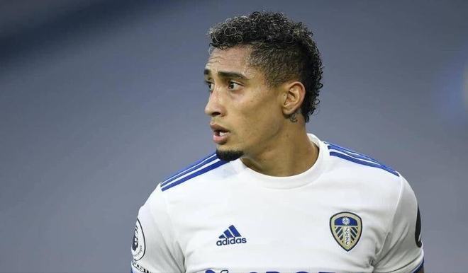 莱奥头发被拽找阿切尔比理论，后者：敢再指我就掰断你手指头