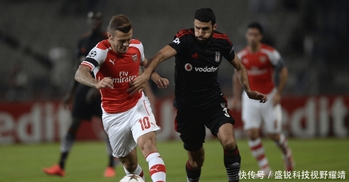 俄罗斯运动员谢尔盖-博伊在1800米高空踢球，挑战极限，引发热议。