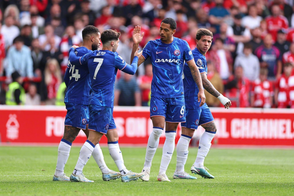 瑞典超保级附加赛被迫四次中断，球迷燃放烟火致人造草皮起火