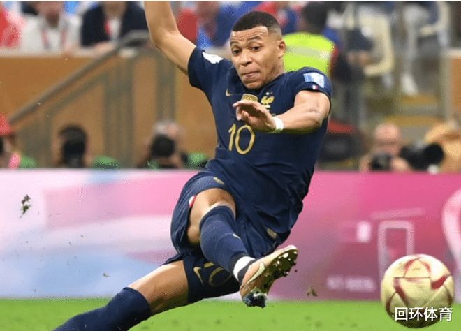 U22国足力克韩国U22，球迷在球员谢场时高喊“雄起”